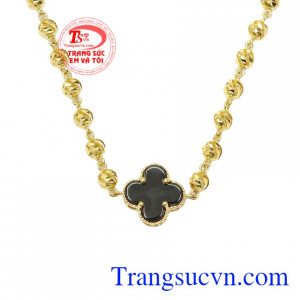 Không chỉ vậy với điểm nhấn của chiếc lắc tay là hình cỏ bốn lá may mắn sẽ mang đến nhiều điều tốt lành dành cho phái đẹp.