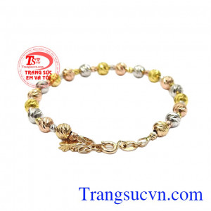 Điểm nhấn là những đường phay bắt sáng tạo sự thu hút mọi ánh nhìn. Lắc tay bi thời trang