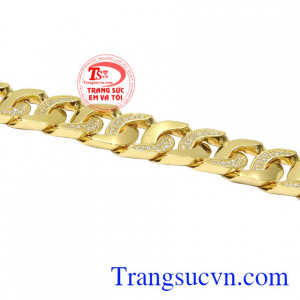 Sản phẩm có thể kết hợp cùng nhiều kiểu trang phục khác nhau dạo phố, hay đi làm.