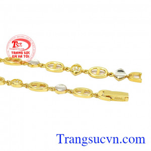 Được chế tác từ vàng tây 10k giúp sản phẩm bền đẹp với thời gian. Lắc tay nữ trang nhã