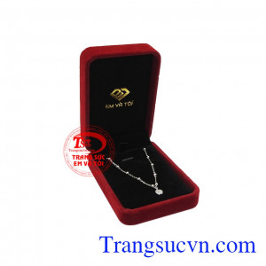 Sản phẩm chế tác từ vàng tây 10k, bảo hành uy tín, giao hàng toàn quốc. Lắc tay trái táo dễ thương