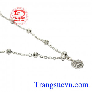 Các bạn gái có thể kết hợp chiếc lắc tay này cùng nhiều kiểu trang phục khác nhau. Lắc tay trái táo dễ thương