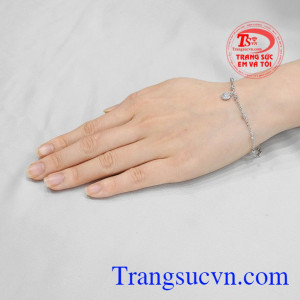 Lắc tay trái táo dễ thương là món quà ý nghĩa dành tặng phái đẹp.