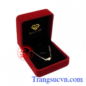 Sản phẩm được nhập khẩu từ Hàn Quốc, bền đẹp và sáng bóng. Lắc tay trái tim yêu thương