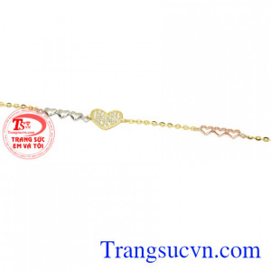 Thiết kế tinh tế, kết hợp các chi tiết vàng cùng đá cz tạo điểm nhấn cho sản phẩm. Lắc tay trái tim yêu thương