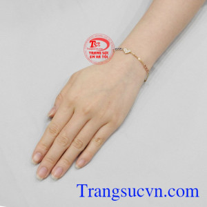 Lắc tay trái tim yêu thương là món quà tặng bất ngờ dành cho người phụ nữ của bạn. 