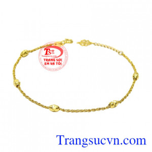 Lắc tay vàng thanh mảnh được chế tác xinh xắn mang đến vẻ trẻ trung nữ tính cho phái đẹp.