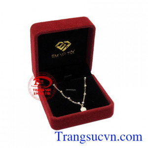 Không chỉ giúp tôn lên nét đẹp người dùng mà còn thể hiện được cá tính của người đó. Lắc tay vàng trái táo