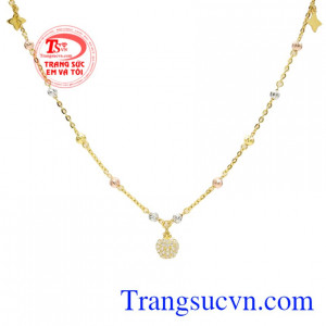 Với phái đẹp, lắc tay là một loại trang sức rất được ưa chuộng. Lắc tay vàng trái táo