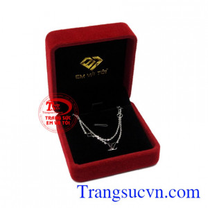 Sản phẩm dễ dàng kết hợp cùng các trang phục đi chơi hoặc đi làm. Lắc tay vàng trắng phong cách