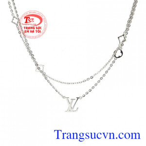 Đây cũng là gợi ý hay dành cho những bạn gái yêu thích phong cách Hàn Quốc. Lắc tay vàng trắng phong cách