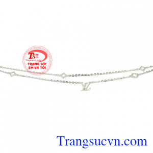 Với chất liệu từ vàng 10k cùng thiết kế khéo léo của các thợ chế tác đã mang đến một chiếc lắc tay thời thượng và hợp thời trang. Lắc tay vàng trắng phong cách