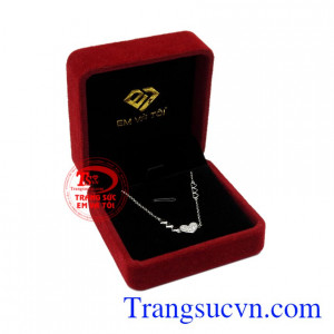 Đây là một gợi ý hay để dành tặng cho người phụ nữ của bạn trong những dịp đặc biệt. Lắc tay vàng trắng yêu thương