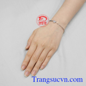 Lắc tay vàng trắng yêu thương được bảo hành uy tín, giao hàng toàn quốc. 