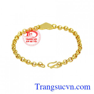 Lắc tay khắc tên được nhiều phụ huynh dùng cho con mình để ghi tên của bé và số điện thoại của bố mẹ để phòng khi lạc bé thì có thể liên lạc được.