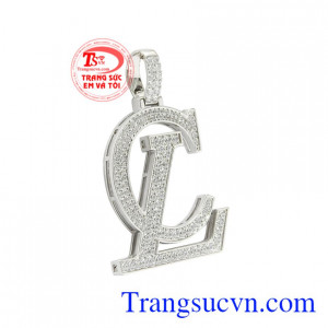 Chiếc mặt dây này sẽ mang lại nét nổi bật và đầy cá tính cho người đeo.