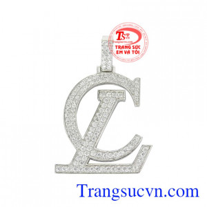 Mặt dây chữ thời thượng được chế tác tinh xảo, đính kết với hàng trăm viên CZ tạo độ lấp lánh và thời trang cho sản phẩm.