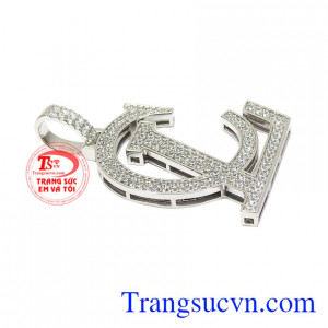 Mặt dây chữ luôn là mẫu trang sức được ưa chuộng và không bao giờ bị lỗi mốt.