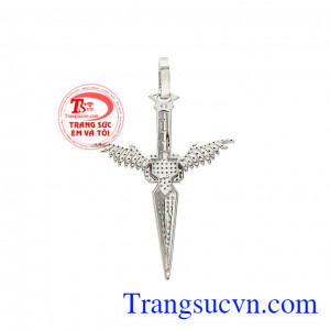 Từng chi tiết được kết hợp hài hòa, chế tác tinh xảo và tỉ mỉ. Mặt dây kiếm phong cách