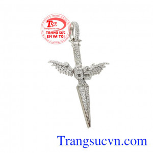 Mặt dây kiếm phong cách là sản phẩm mới nhất tại Trang sức Em và Tôi. 
