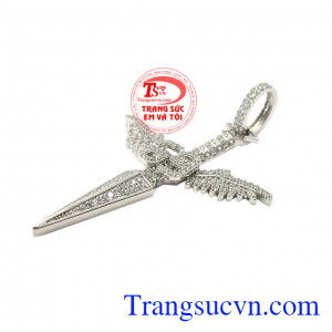 Thiết kế vô cùng ấn tượng và cá tính mang tới một chiếc mặt dây độc đáo cho người dùng. Mặt dây kiếm phong cách