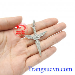 Sản phẩm chế tác từ vàng tây 10k bền đẹp, bảo hành uy tín. Mặt dây kiếm phong cách