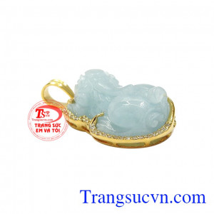 Trong phong thủy, tỳ hưu là linh vật hút tài lộc, đem lại may mắn cho chủ nhân. Mặt dây nam tỳ hưu aquamarine
