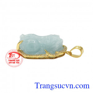 Để giúp sản phẩm càng thêm đẳng cấp thì các nhà chế tác đã lựa chọn đá aquamarine thiên nhiên để làm mặt dây phong thủy. Mặt dây nam tỳ hưu aquamarine