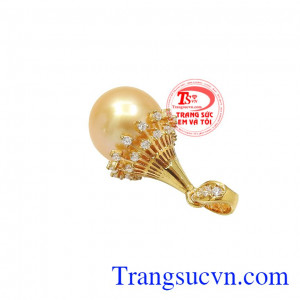 Ngọc trai là viên đá hộ mệnh cho người sinh tháng 6. Mặt dây ngọc trai rạng ngời