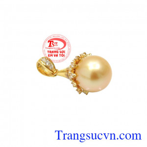 Thiết kế tinh tế, sang trọng và nữ tính mang đến một chiếc mặt dây hoàn hảo cho phái đẹp. Mặt dây ngọc trai rạng ngời