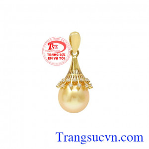 Mặt dây ngọc trai rạng ngời được chế tác từ vàng tây 14k bền đẹp và sáng bóng. 
