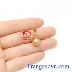 Đặc biệt, với màu vàng của ngọc trai thể hiện nét đẹp đam mê và tràn đầy nhiệt huyết. Mặt dây ngọc trai rạng ngời