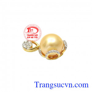 Chế tác từ vàng tây 14k kết hợp cùng ngọc trai và những viên đá cz mang đến một sản phẩm đẹp mắt và hợp phong thủy. Mặt dây ngọc trai vàng tinh tế