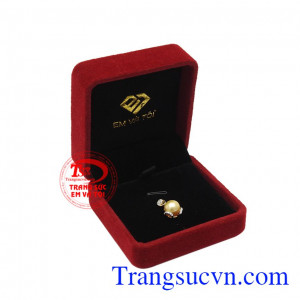 Ngọc trai là biểu tượng cho sự vẹn toàn và phúc lành. Mặt dây ngọc trai vàng tinh tế