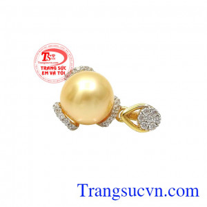 Với màu vàng da cam phù hợp cho người mệnh thổ và mệnh kim. Mặt dây ngọc trai vàng tinh tế