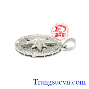 Từng chi tiết được kết hợp cách hài hòa mang đến vẻ sang trọng và lịch lãm. Mặt dây ngôi sao vàng trắng