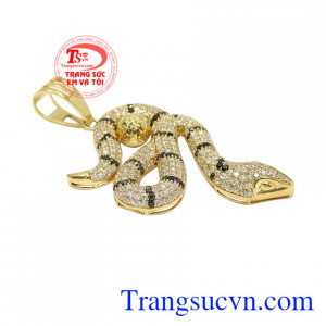 Thiết kế ấn tượng cùng sự kết hợp hài hòa giữa các viên đá cz đã mang tới chiếc mặt dây hoàn hảo cho phái mạnh. Mặt dây rắn phong cách