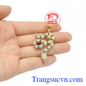 Sản phẩm ấn tượng giúp phái mạnh dễ dàng thể hiện cá tính. Mặt dây rắn phong cách