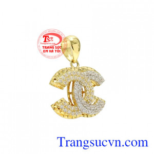 Chiếc mặt dây này kết hợp cùng dây chuyền vàng mang đến vẻ xinh yêu giúp các nàng tự tin tỏa sáng.