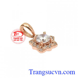 Thiết kế tinh tế, nữ tính và hợp thời trang. Mặt dây vàng hồng trang nhã