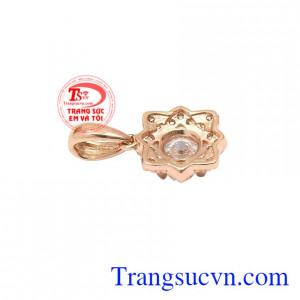 Sản phẩm dễ dàng kết hợp cùng các kiểu trang phục đi chơi hoặc đi làm. Mặt dây vàng hồng trang nhã