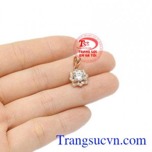 Mặt dây vàng hồng trang nhã là món quà tinh tế dành tặng cho người phụ nữ của bạn. 