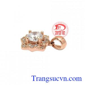 Kiểu dáng nhỏ xinh kết hợp cùng những viên đá cz tạo điểm nhấn khiến phái đẹp càng thêm cuốn hút hơn. Mặt dây vàng hồng trang nhã