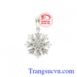 Mặt dây vàng trắng hoa tuyết được chế tác xinh xắn nhập khẩu từ Hàn Quốc chất lượng.