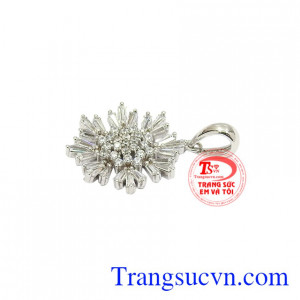 Mặt dây vàng trắng hoa tuyết sự lựa chọn hoàn mỹ dành cho nữ giới.