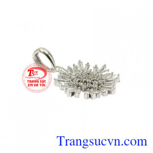 Chiếc mặt dây này giúp cho các cô gái trở nên thu hút và nổi bật hơn trước đám đông.