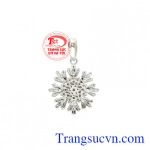 Sản phẩm kết hợp cùng dây chuyền vàng trắng mang đến vẻ xinh yêu tôn vinh nét đẹp rạng rỡ, thanh lịch cho phái đẹp.