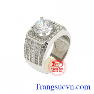 Sản phẩm được xi một lớp vàng trắng làm tôn lên sự sang trọng, lịch lãm và thời trang cho người đeo.