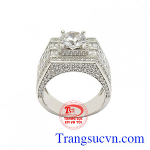 Với thiết kế hiện đại, tinh xảo, dễ dàng kết hợp với nhiều kiểu trang phục và phong cách thời trang là lựa chọn tuyệt vời làm quà tặng cho người yêu thương.