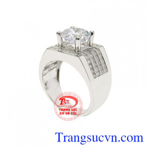 Mặt nhẫn được gắn đá CZ mang đến sự lấp lánh và tạo điểm nhấn cho sản phẩm, giúp cho người đeo nổi bật và thu hút ánh nhìn.